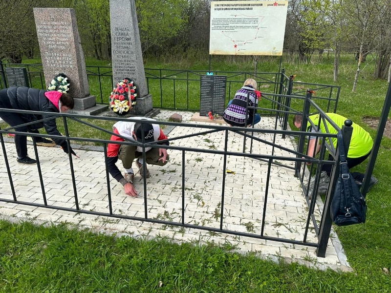 Сотрудники МАУ &quot;ФСК&quot; п. Батецкий производят уборку мемориала в д. Щепино.