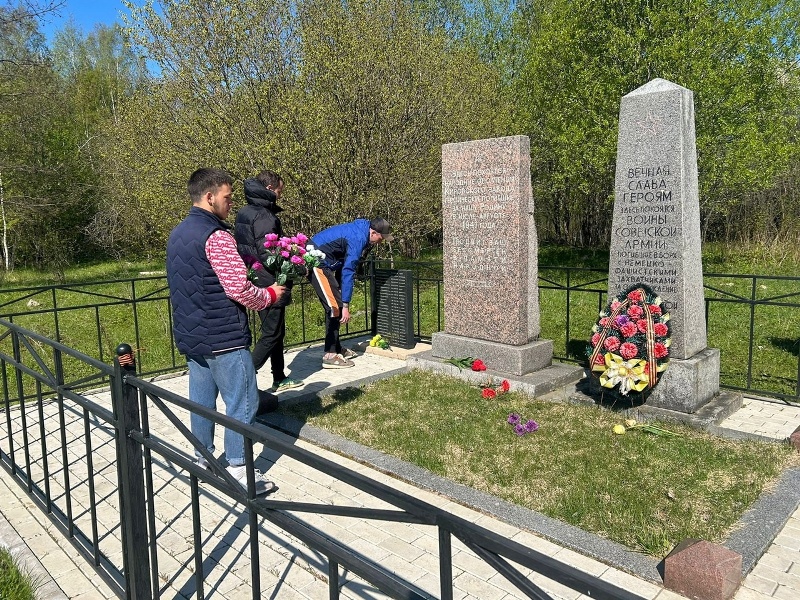 Возложение цветов на захоронении в д. Щепино..