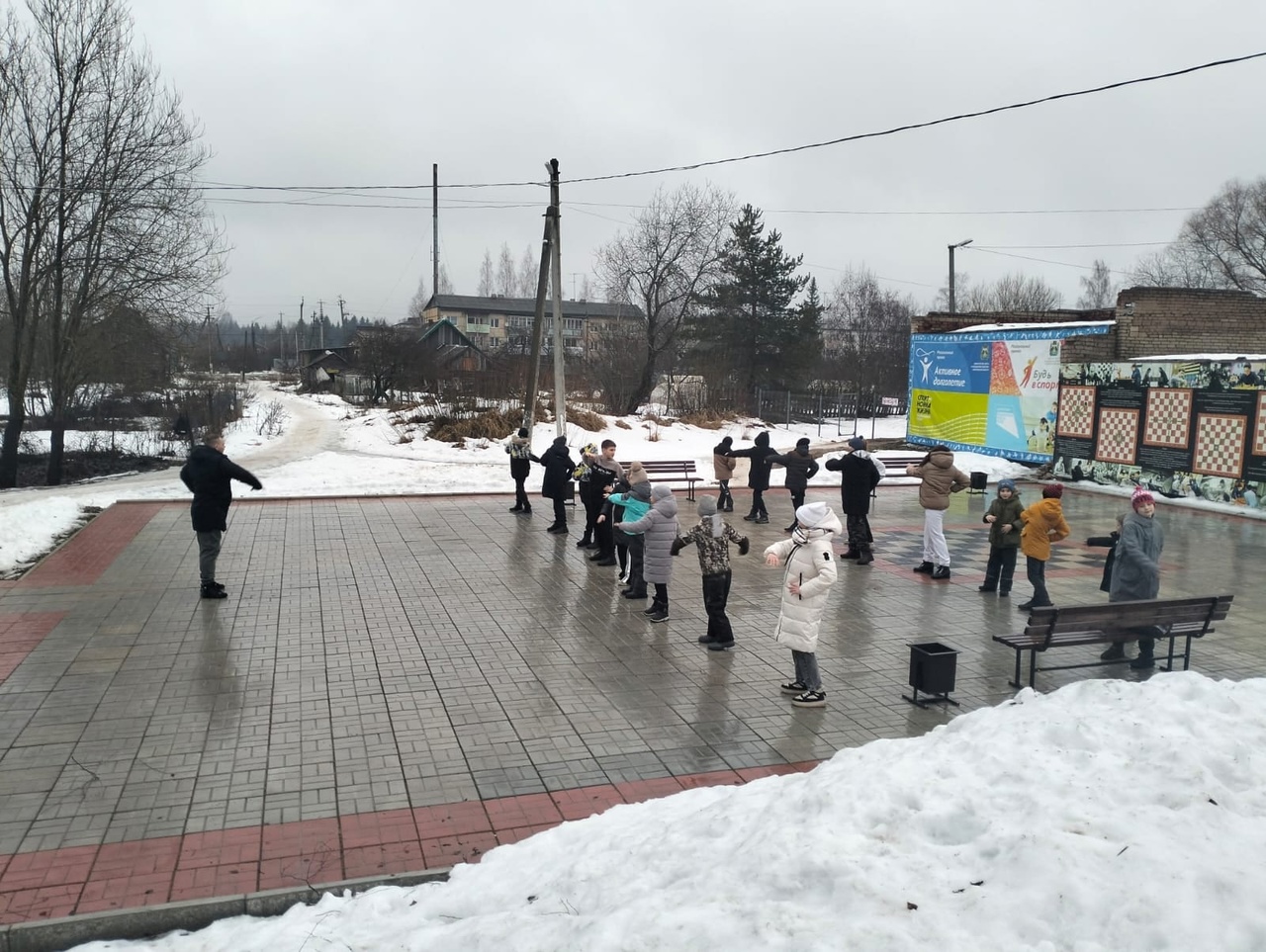 28 февраля на Шахматной площадке прошла разминка на свежем воздухе для воспитанников секции футбола МАУ &quot;ФСК&quot; п. Батецкий в рамках акции «Марафон здорового образа жизни».