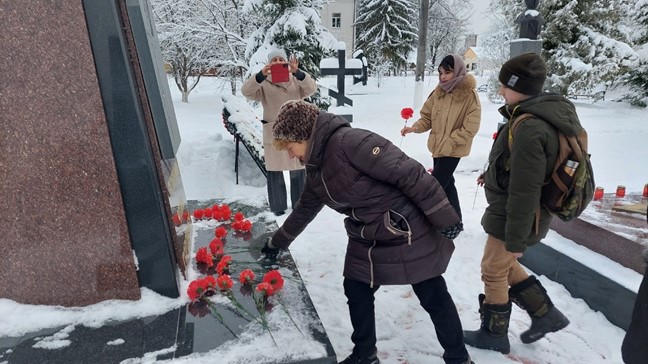 В честь Дня Героев Отечества 8 декабря на воинском захоронении п. Батецкий, волонтеры общеобразовательных организаций района провели торжественный митинг совместно с Советом ветеранов..